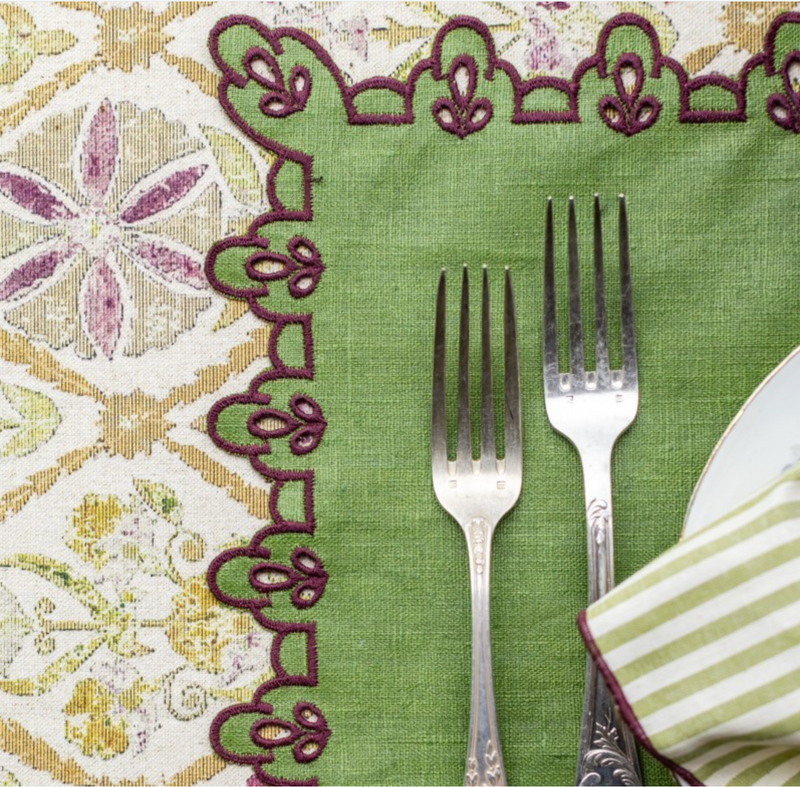 Vlekwerende Linnen Placemat – 50x35 cm - Groen met paarse broderie