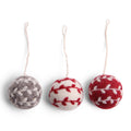 Kerstornamentje in vilt van Gry & Sif: set van 3 kerstballen in grijs, wit en rood met motiefjes