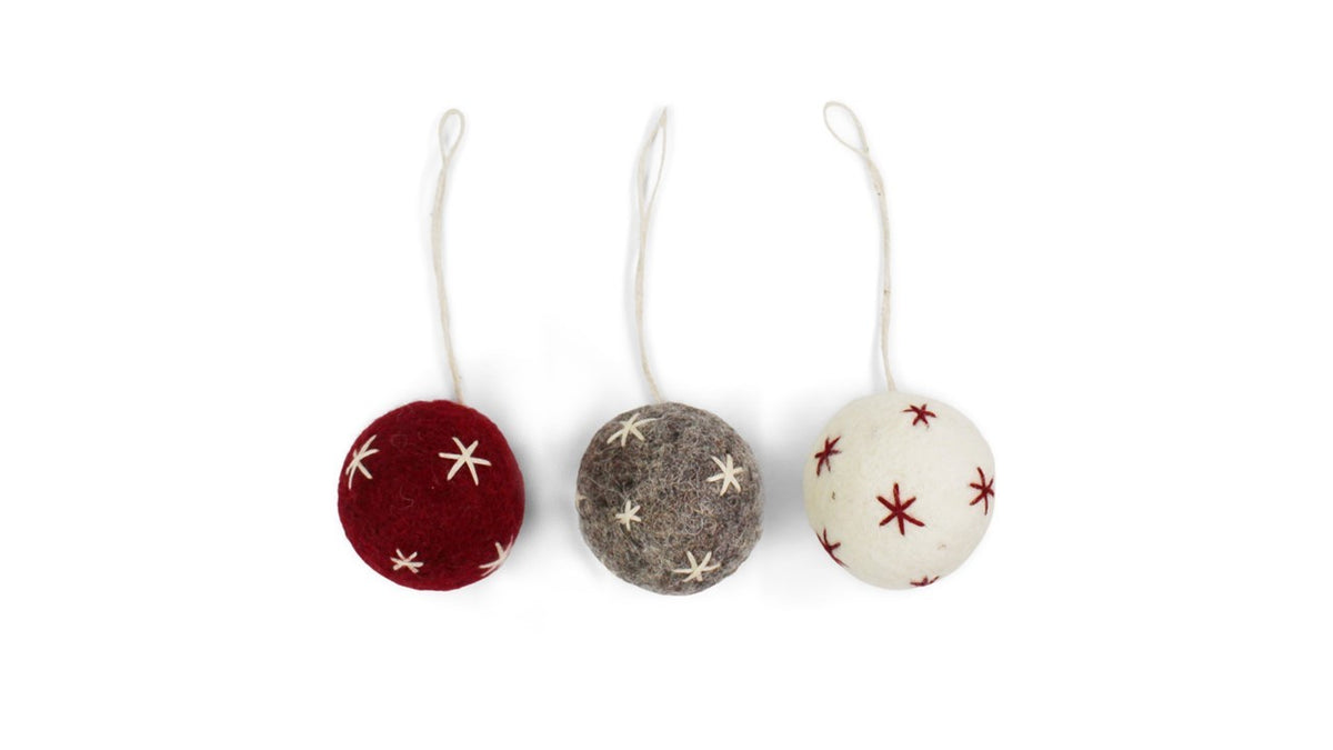 Kerstornamentje in vilt van Gry & Sif: set van 3 kleine kerstballen in rood, grijs en wit met sterretjes