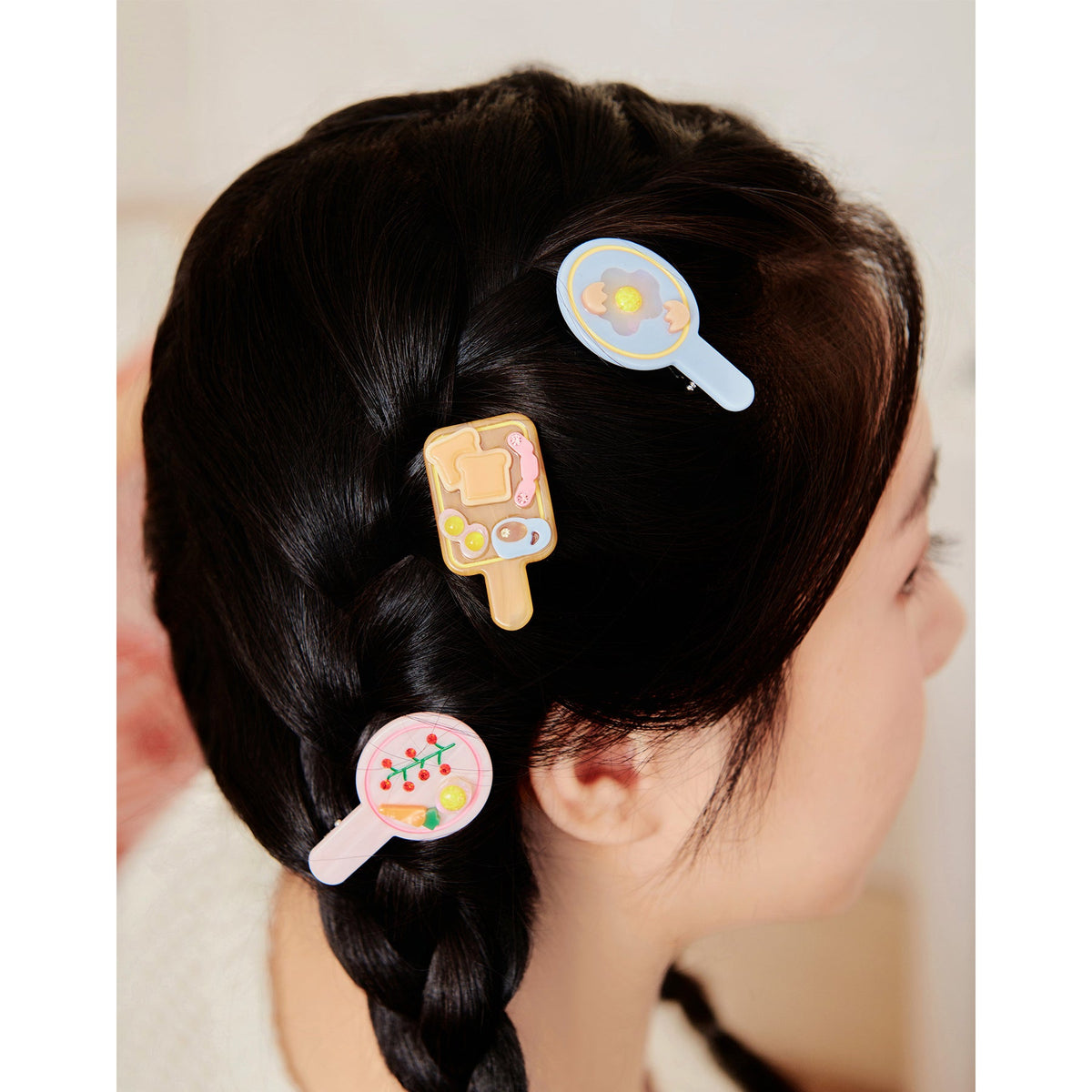 Barrettes Likio petit déjeuner portées dans une tresse