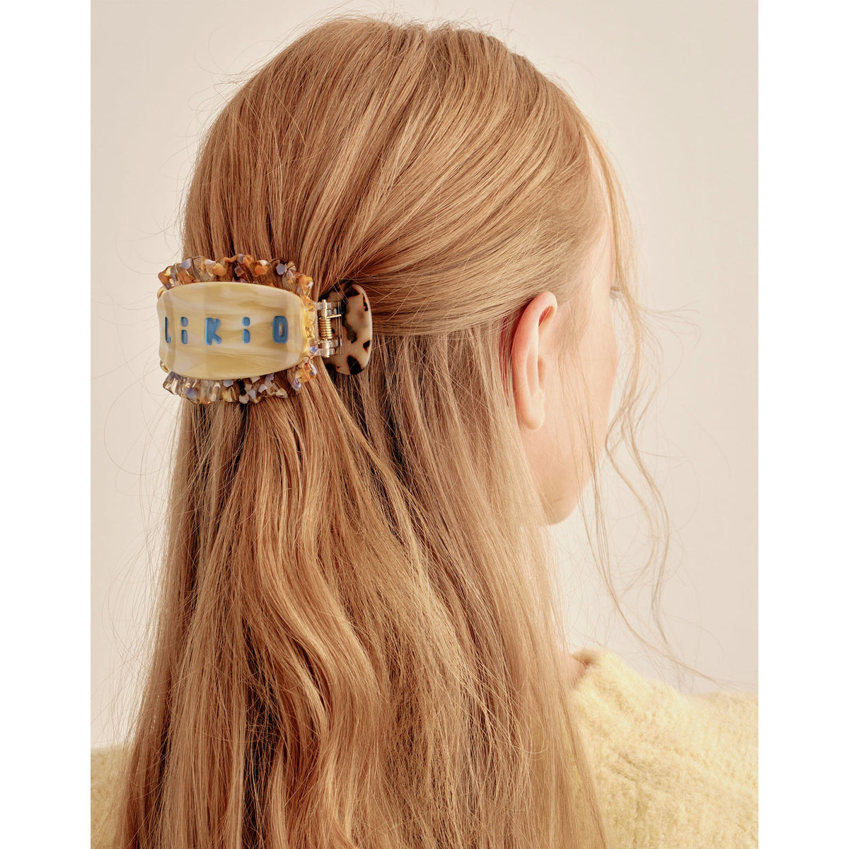 Pince plate Likio bordée de dentelle portée dans une coiffure à moitié attachée