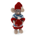 Kerstornamentje in vilt van Gry & Sif: klein grijs muisje met rode muts, gestreepte trui en rode kerstbal