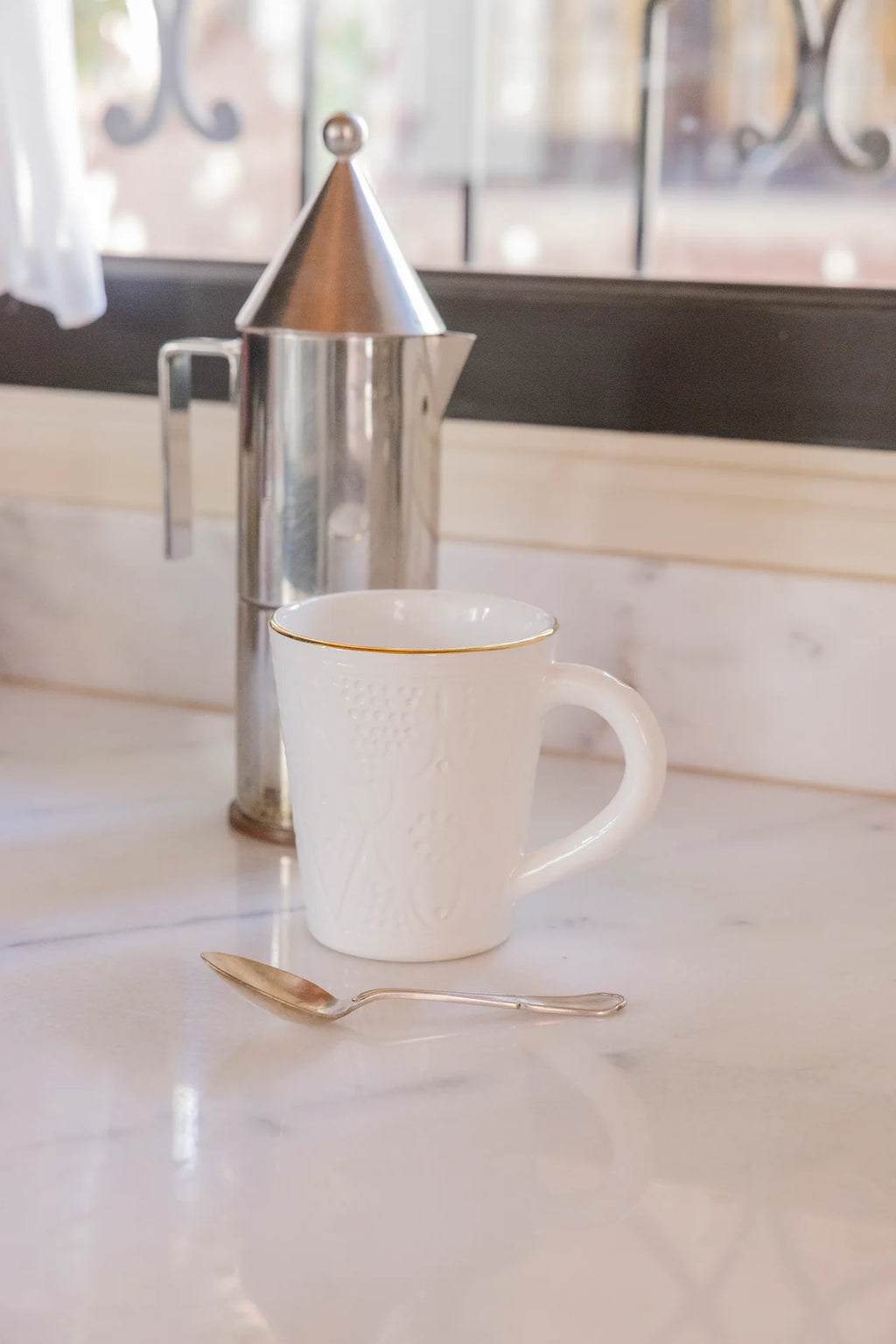 Ceramic Tea Cup – White Relief with Gold – 300 ml