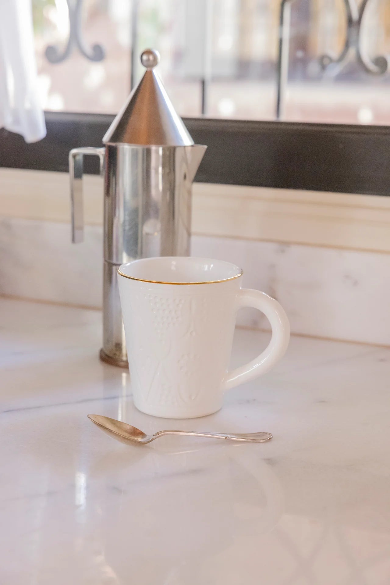 Keramische Theetas – Wit relief met goud – 300 ml