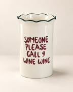 Wijnkoeler Someone Please Call 9 Wine Wine van Studio Noticed in wit keramiek met bordeaux opschrift en groene golvende rand