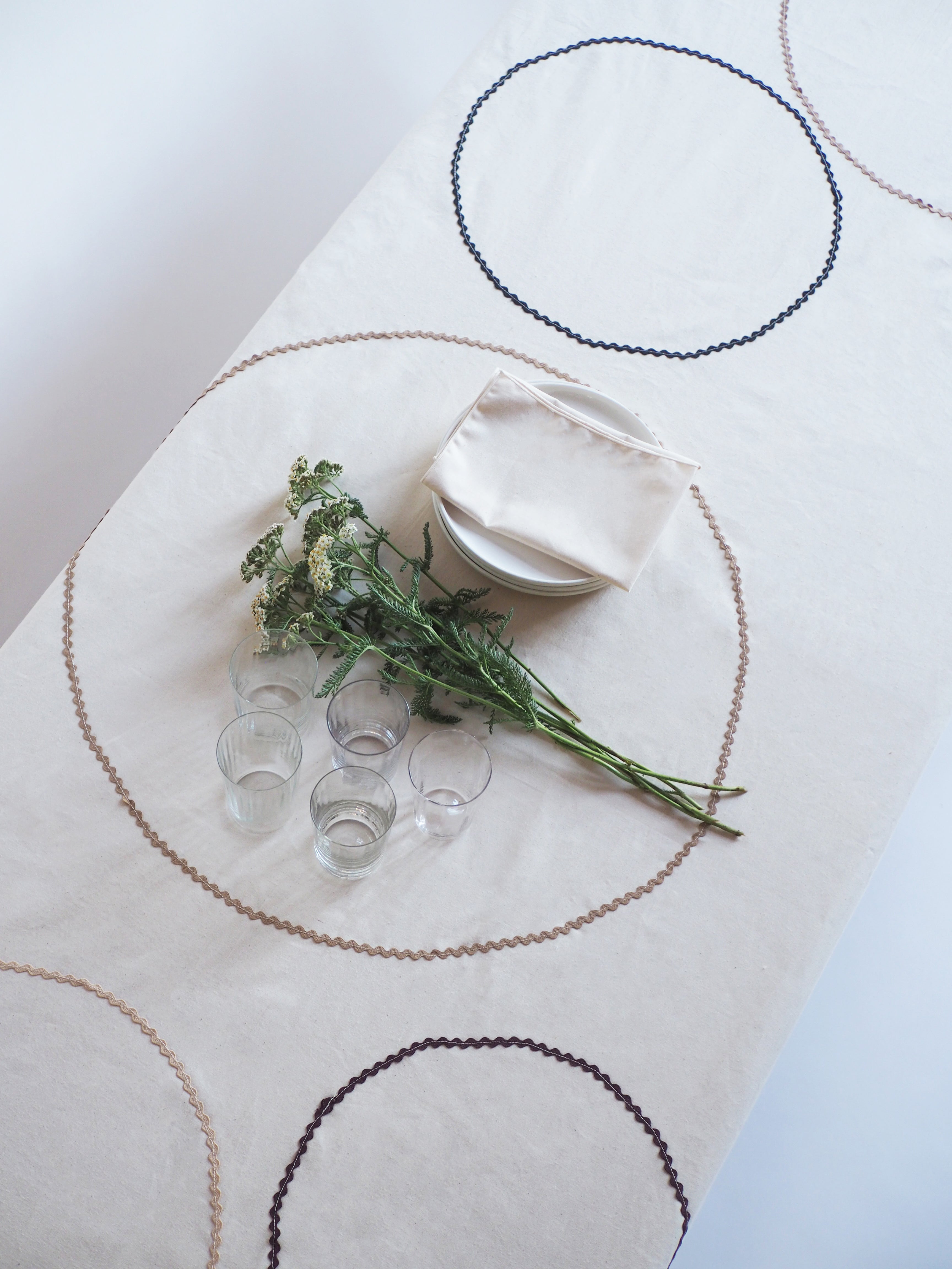 Tablecloth - Off-white colored circles - 150 x 240 cm
