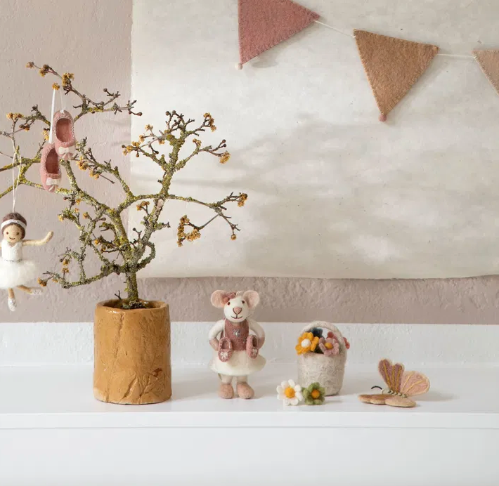 Kerstornamentje muis met ballerinas in vilt van Gry & Sif op een kast naast een versierd takje