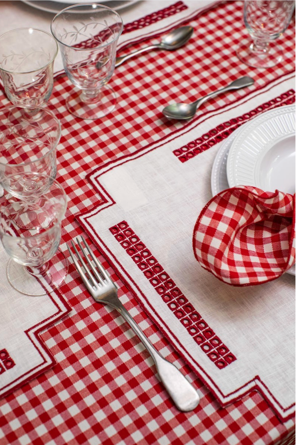 Erica linen placemat – Stain resistant – White with red