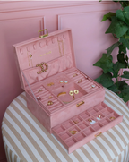 Boîte à bijoux Maison Scarlett velours rose ouverte, plateau et tiroir remplis de bijoux