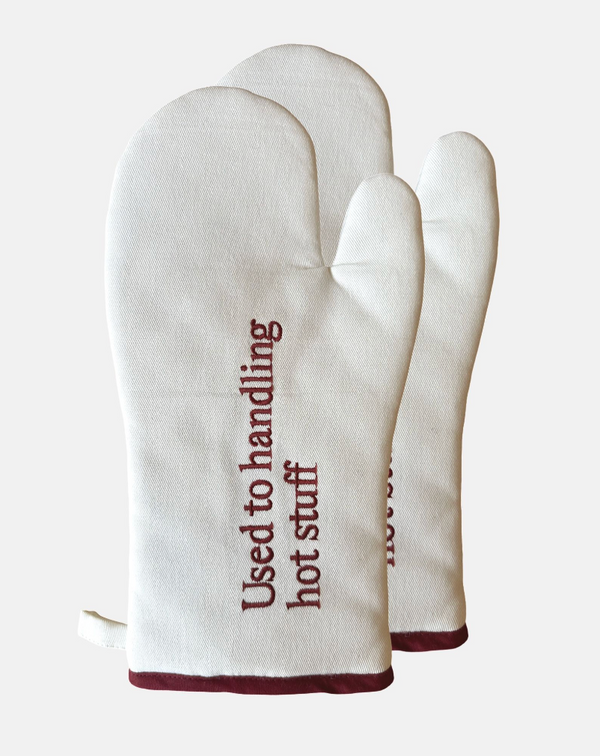 Set geborduurde ovenwanten 'Used to handling hot stuff'