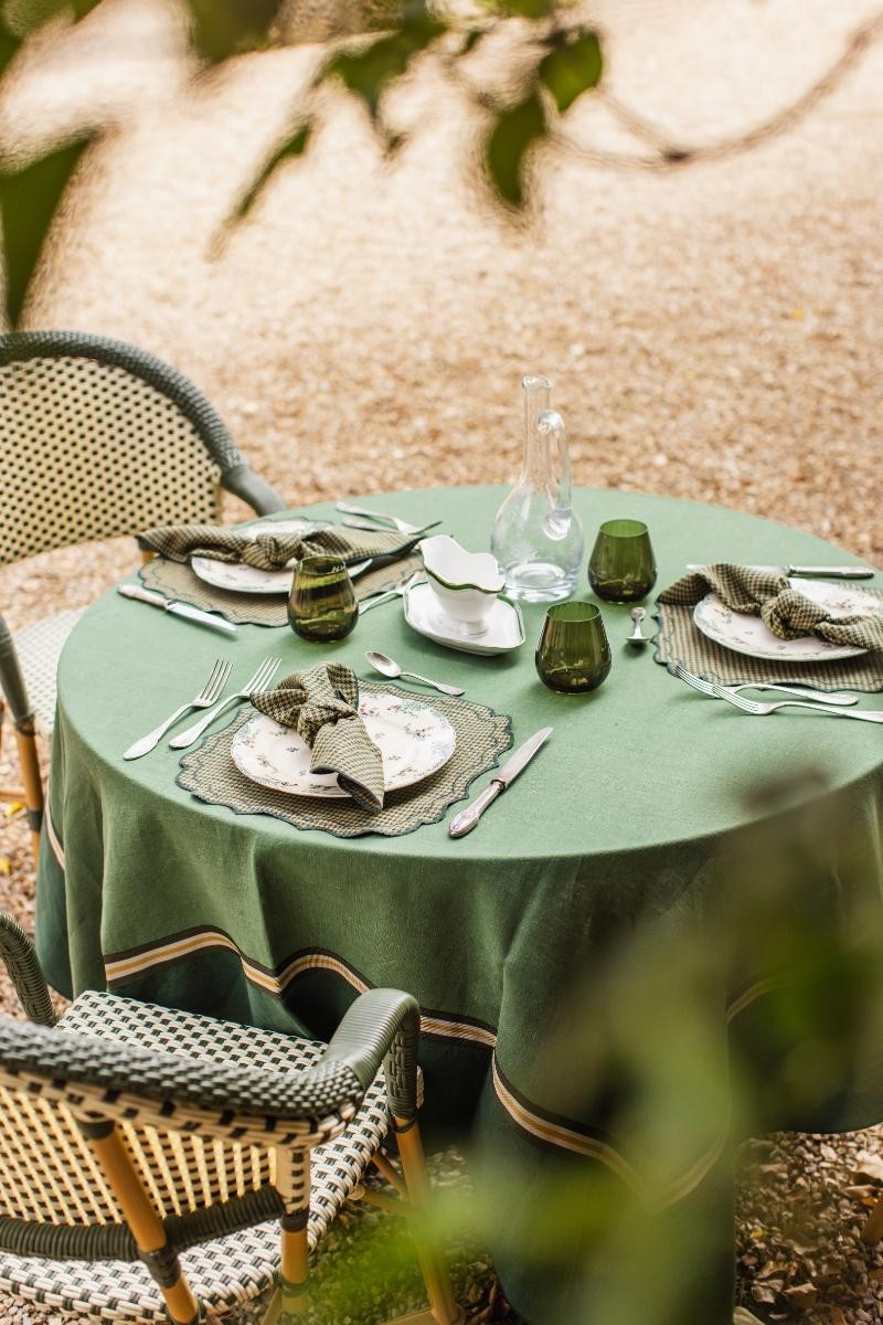 Linnen tafellaken Club tijm en bosgroen op een gedekte ronde tafel, sfeerbeeld