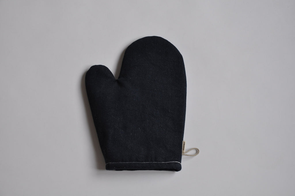 Ovenwant van Ensemble in marineblauw denim als platte packshot op lichtgrijze achtergrond