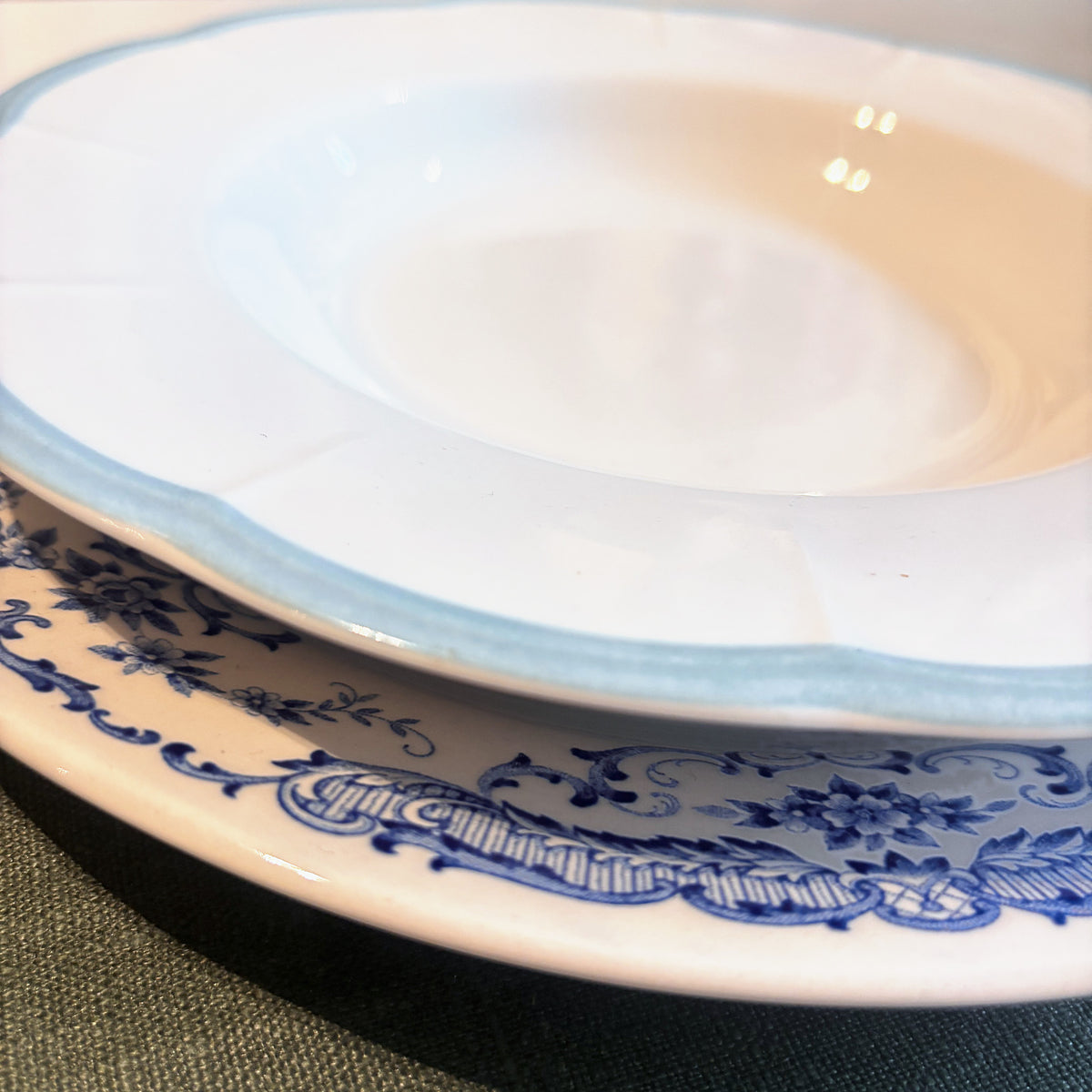 Serviesset Rose en Petalo blauw, Rose dinerbord met Petalo soepbord, detail