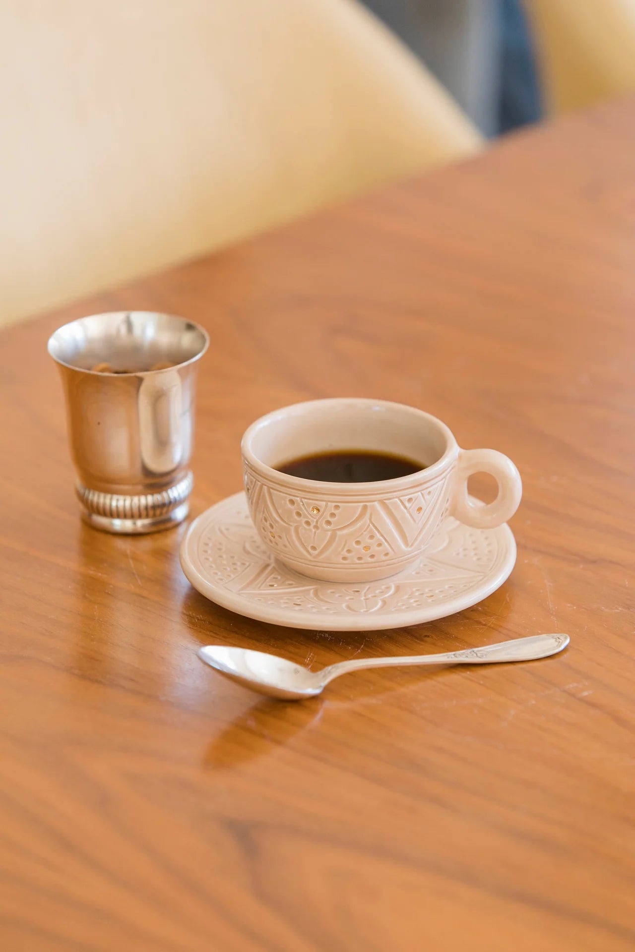 Ceramic Espresso Cup with Plate – White Relief with Gold