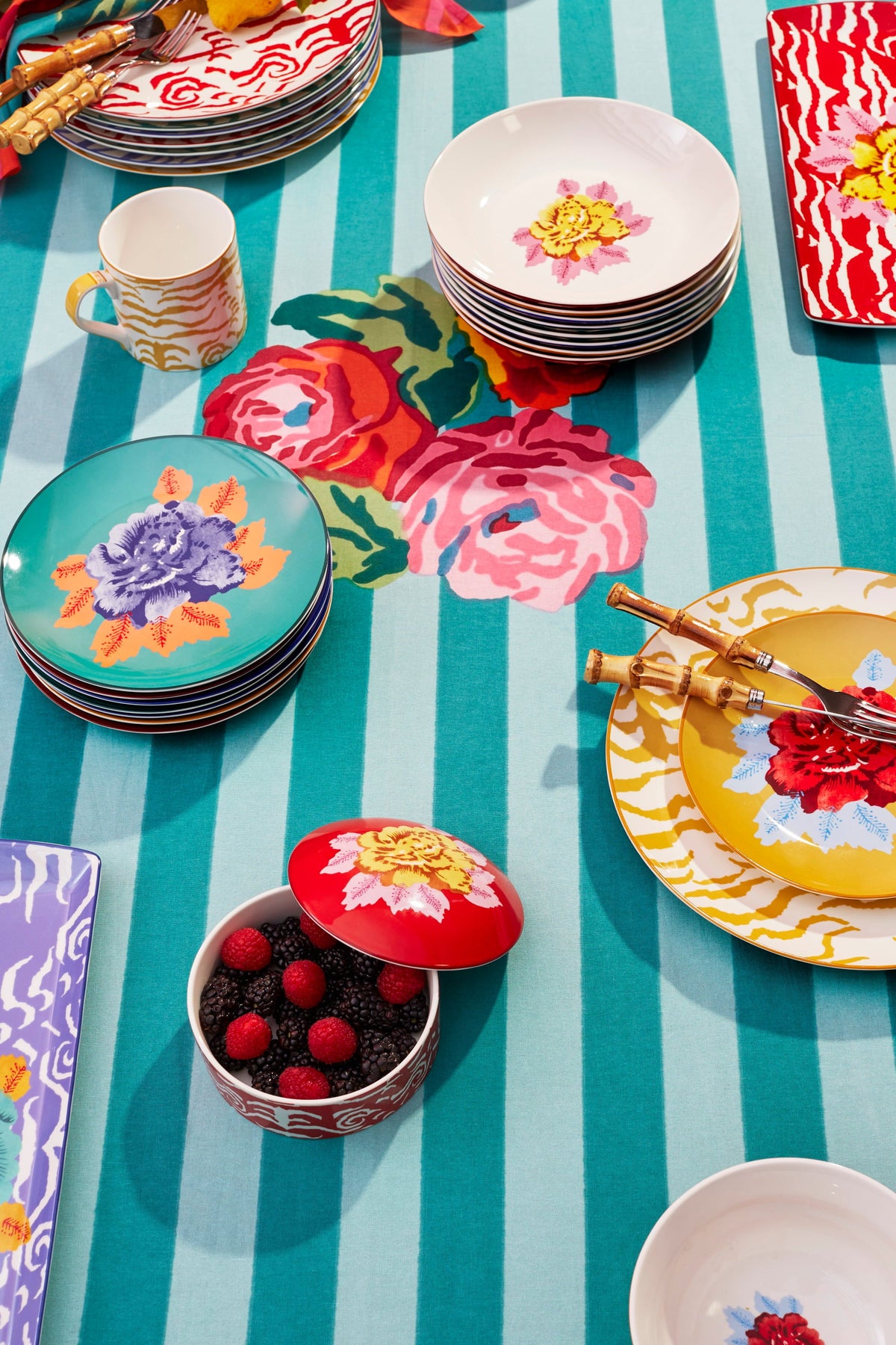Rechthoekige serveerschaal Indian Tiger rood, sfeerbeeld op gedekte tafel