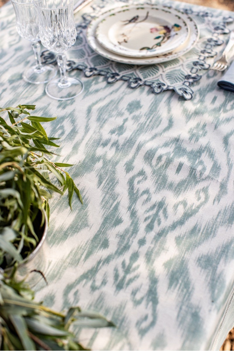 Riviera tafellaken – linnen – Ikat Salvia / Sabbia / Ghiaccio – 170 x 280 cm